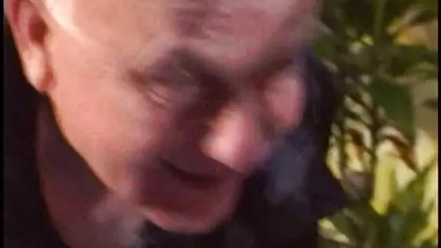 Budzi się przed nagim mężczyzną biegnącym przed darmowe filmy prorno ciężkim koniem