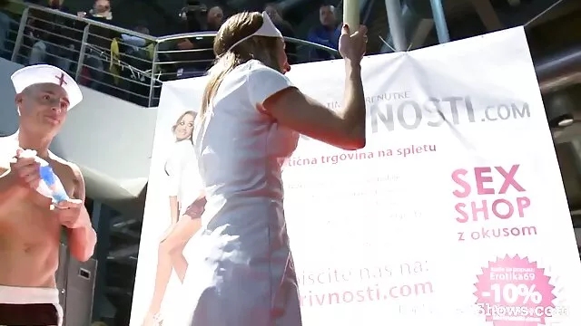 Na łóżku leży młoda xxx filmy erotyczne czarna oralna kaczka