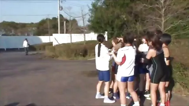 Piękny widok na darmowexxx młodą parę w salonie