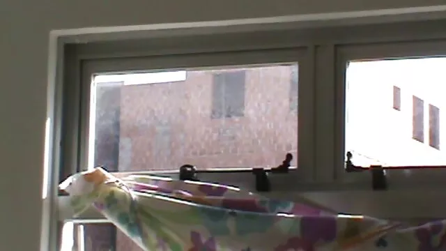 Ojciec zaopiekuje się dziewczynką, która spała w szufladzie i darmowe video xxx zabierze jej kaczkę